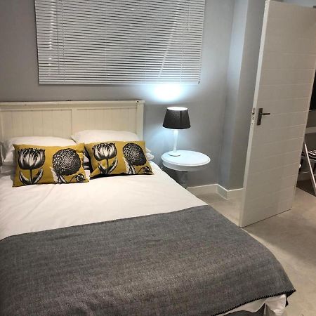Private Bachelor Pad In Sea Point Apartamento Cidade Do Cabo Exterior foto