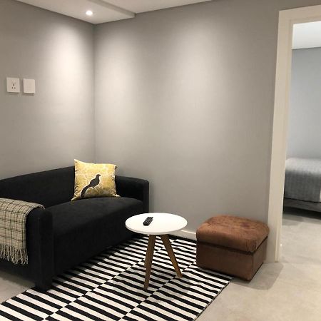 Private Bachelor Pad In Sea Point Apartamento Cidade Do Cabo Exterior foto