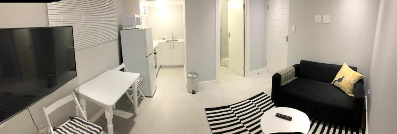 Private Bachelor Pad In Sea Point Apartamento Cidade Do Cabo Exterior foto