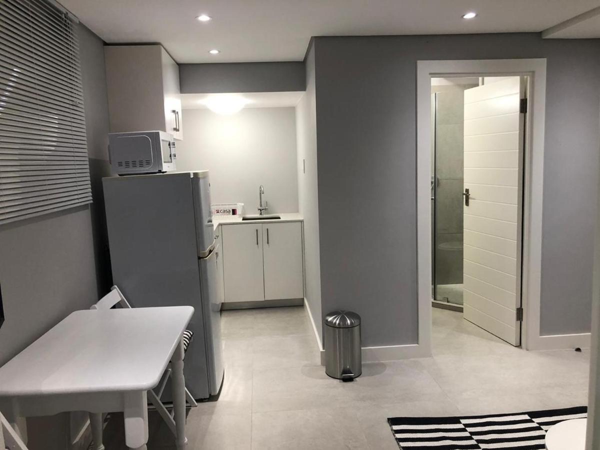 Private Bachelor Pad In Sea Point Apartamento Cidade Do Cabo Exterior foto