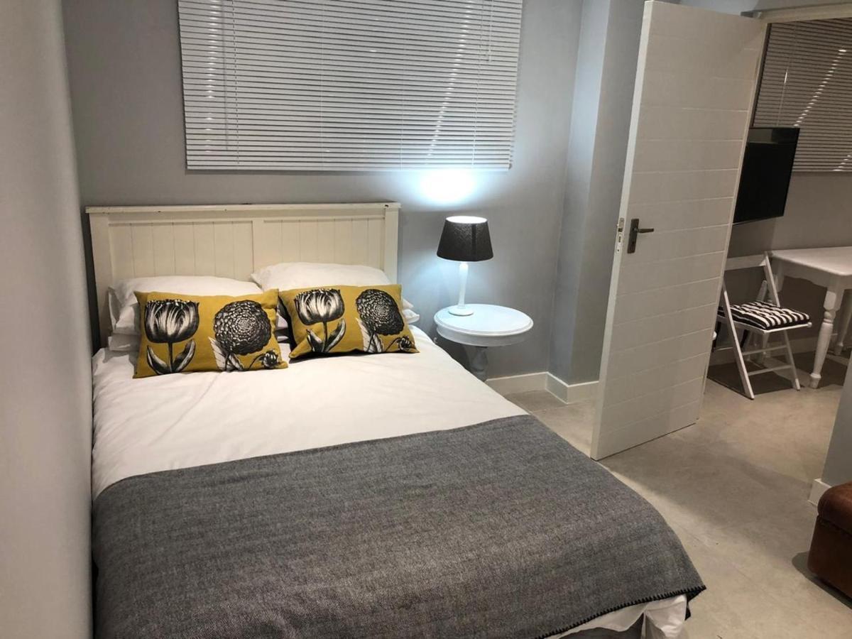 Private Bachelor Pad In Sea Point Apartamento Cidade Do Cabo Exterior foto