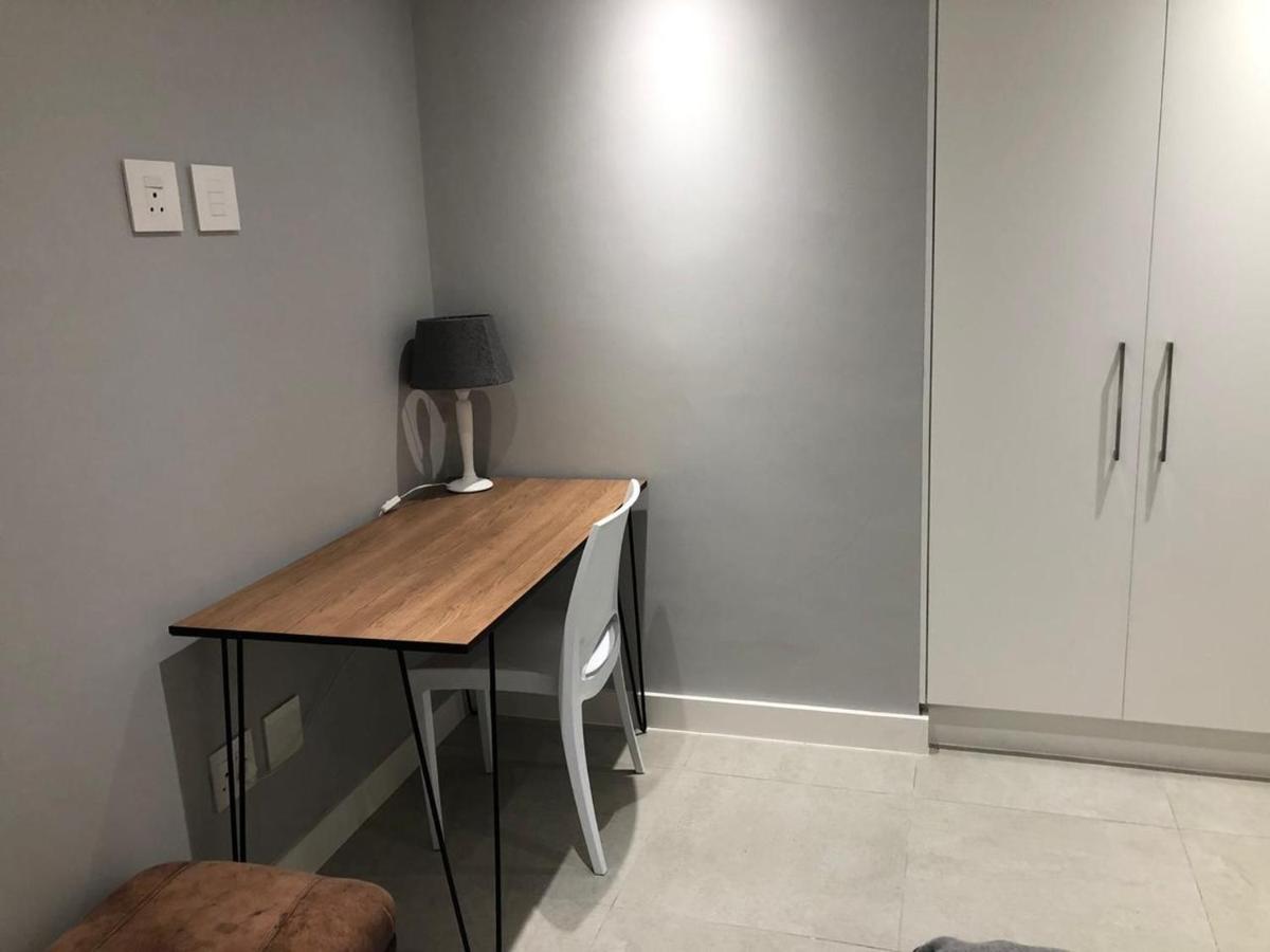 Private Bachelor Pad In Sea Point Apartamento Cidade Do Cabo Exterior foto